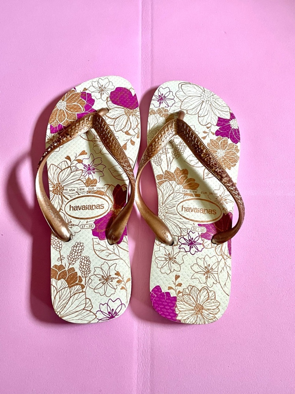 NEW Havaianas Floral Flip Flops in Cream, Pink & Gold U.S. Size 7-8 Wide